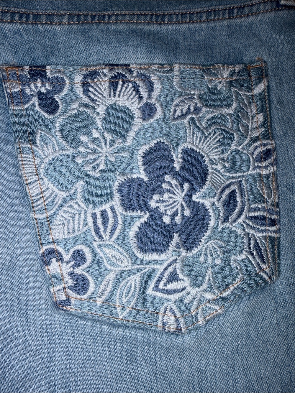 American Eagle AE x Sydney Sweeney embroidered denims shorts - Picture 3 of 14